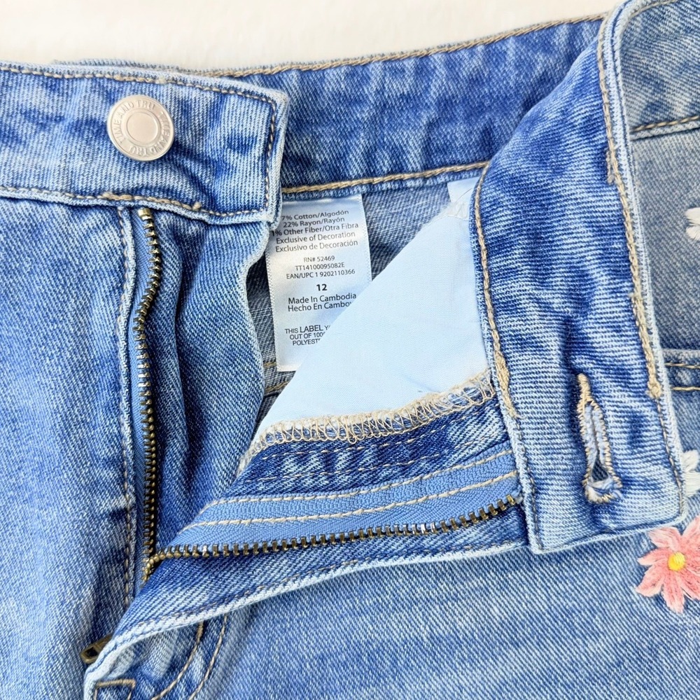 Time and Tru Womens Sz 12 High Rise Embroidered Floral Denim Shorts Distressed - Picture 7 of 9